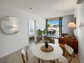 Joy at Ohana: Balcony & Pool Overlooking the Bay